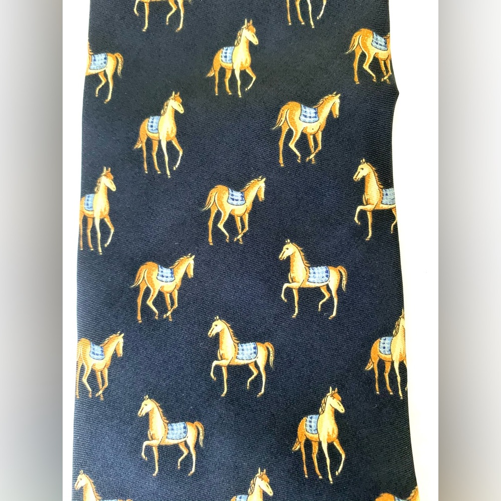 Tie Rack Men’s 100% silk navy blue neck tie with a pattern of gold color horses